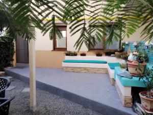 a group of benches in a courtyard with plants at Arcadia Apartament Mamaia Nord in Mamaia Sat/Năvodari