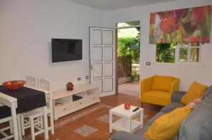 ein Wohnzimmer mit einem Sofa und einem Tisch in der Unterkunft Holiday House Tia Lila in San Sebastián de la Gomera