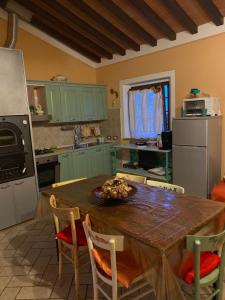 una cocina con una mesa con un plato de comida. en CASA ALBERELLO, en Torrita di Siena