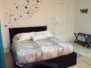 - une chambre dotée d'un lit avec des étoiles sur le mur dans l'établissement Luxury Suite Aurora, à Formia