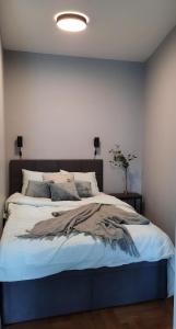 Un pat sau paturi într-o cameră la NINA Studio Apartment
