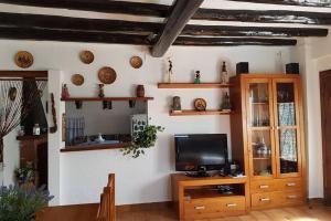 TV a/nebo společenská místnost v ubytování Casa Rural en Naval, Torre San Rafael