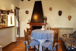 Posezení v ubytování Casa Rural en Naval, Torre San Rafael