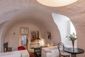 uma sala de estar com um tecto arqueado em Il Sogno delle Benedettine em Ostuni