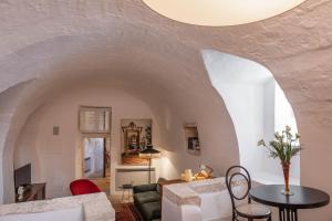 ein Wohnzimmer mit einer gewölbten Decke in der Unterkunft Il Sogno delle Benedettine in Ostuni