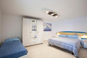 アンツィオにあるSurf and Windsurfer House Anzioのベッドルーム1室(ベッド2台、クローゼット付)