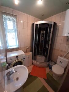 KrivorovnyaにあるКарпатіяの洗面台と洗濯機を備えたバスルーム