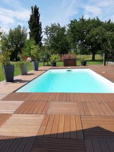 - une piscine dotée de parquet et d'une terrasse en bois dans l'établissement L'Oustalet, à Carbonne
