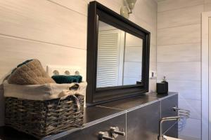 baño con espejo encima de un lavabo en Harzhaus Ida en Elbingerode
