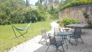 un grupo de sillas y una mesa y una mesa y sillas en Rez de villa, en Le Beausset