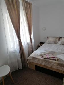 Una cama o camas en una habitación de apartament Ștefi