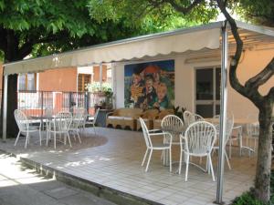 Hotel Eleonora tesisinde bir restoran veya yemek mekanı