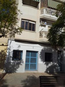 a building with a blue door and a bench at Apartment Luz & Luna in Villajoyosa