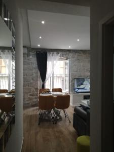 TV a/nebo společenská místnost v ubytování Cherry Luxury Apartment