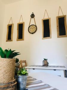 een kamer met een tafel en een klok aan de muur bij Domus Alberta in Lecce