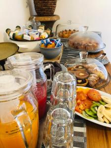een tafel met een bord eten en drinken bij Domus Alberta in Lecce +22 foto's