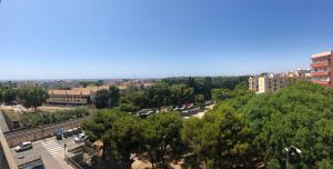 Blick auf eine Stadt mit Bäumen und Gebäuden in der Unterkunft COSY WELL SITUED APARTMENT WITH SEA VIEW in Vilanova i la Geltrú