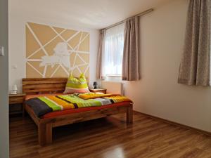 een slaapkamer met een bed en een raam bij Pension Sonnwendgasse in Ternitz