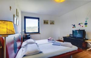Postel nebo postele na pokoji v ubytování Holiday home in Mali Lošinj with Pool, Whirpool, Terrace, Air conditioning, Wi-Fi, Washing machine 4780-1