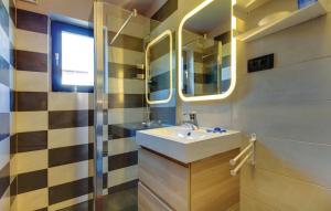 Koupelna v ubytování Holiday home in Mali Lošinj with Pool, Whirpool, Terrace, Air conditioning, Wi-Fi, Washing machine 4780-1