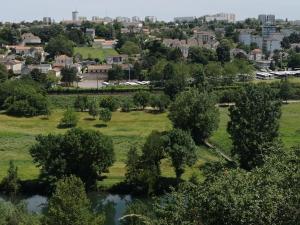 una vista aérea de un parque con árboles y una ciudad en Appartement meublé proche du futuroscope, en Poitiers