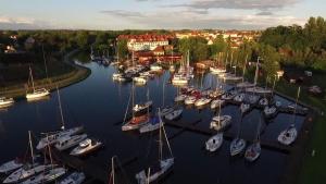 una vista aerea delle barche ormeggiate in un porto di Prywatne apartamenty z widokiem na Port lub Zamek Krzyżacki a Węgorzewo