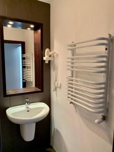 W łazience znajduje się umywalka i lustro. w obiekcie Prywatne apartamenty z widokiem na Port lub Zamek Krzyżacki w Węgorzewie