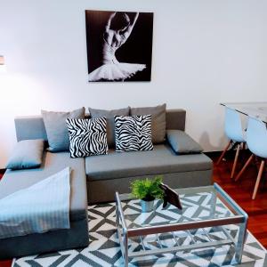 維戈的住宿－Apartamentos Florida Casablanca，带沙发和玻璃桌的客厅