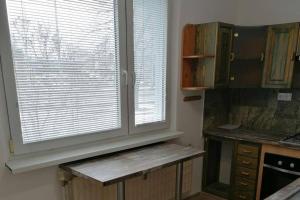 cocina con 2 ventanas grandes y encimera en Apartmán blízko hlavnej stanice a centra mesta en Bardejov