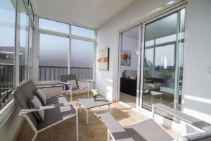 salon z kanapą i stołem w obiekcie Apartamento Rio Mar w Marbelli
