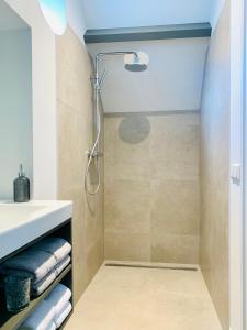 W łazience znajduje się prysznic i umywalka. w obiekcie Bed & Breakfast Karakter w mieście Den Dungen