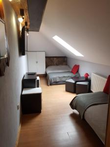 um quarto com duas camas e uma televisão em Na Stawach em Stryszów