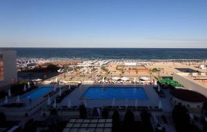 a view of a swimming pool and a beach at apartament PIANO in Mamaia