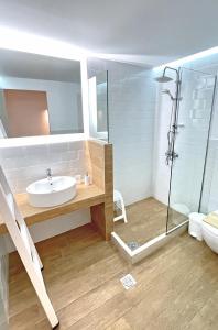 y baño con lavabo y ducha. en apus apartments, en Lefkada