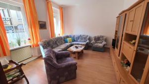 sala de estar con sofá, 2 sillas y mesa en Haus Born en Treis-Karden