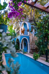 een blauw huis met een zwembad in de tuin bij Le Muuch Hotel Boutique in Valladolid