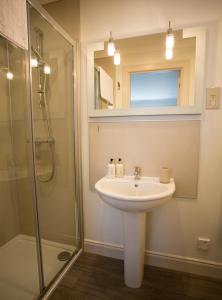 Imagen de la galería de Cruinn Bheinn Luxury Self Catering Apartments, en Portree 16 fotos más