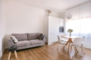 a living room with a couch and a table at Tommy's Flat in Mestre