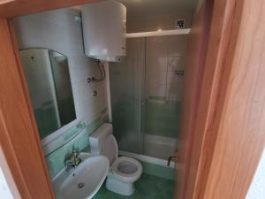 Koupelna v ubytování Apartmani Riba + 36 fotografií