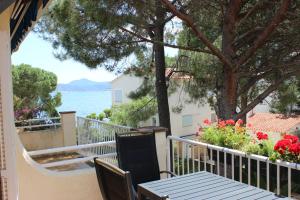 una mesa y sillas en un balcón con vistas al agua en Luxury 4 bed apartment on coastal footpath at Cap Ras, en Llançà