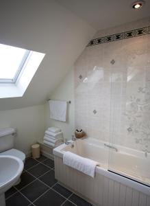 Cruinn Bheinn Luxury Self Catering Apartments tesisinde bir banyo