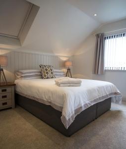 מיטה או מיטות בחדר ב-Cruinn Bheinn Luxury Self Catering Apartments