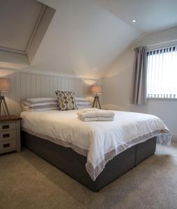 Postel nebo postele na pokoji v ubytování Cruinn Bheinn Luxury Self Catering Apartments