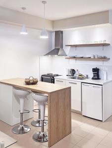 cocina con electrodomésticos blancos y encimera de madera en apus apartments, en Lefkada