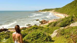 Gallery image of Pousada El Pátio da Ferrugem uma quadra da praia in Garopaba +18 photos
