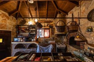 O bucătărie sau chicinetă la Vintage Stone House Where Calm Lives