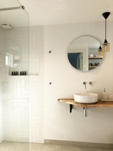 uma casa de banho com um lavatório e um espelho em Beach House For You - Luxe verblijf, 5 min van het strand em Katwijk aan Zee
