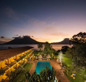 una vista aérea de un complejo con piscina en Villa Santa Catarina, en Panajachel