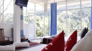 巴杜拉的住宿－Boo Kirinda Holiday Resort，客房配有红色和白色枕头。