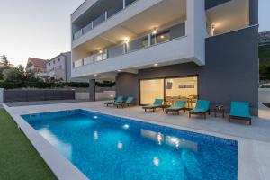 Bazén v ubytovaní Luxury Villa La nonna Ana - heated pool, sea view, near Split alebo v jeho blízkosti